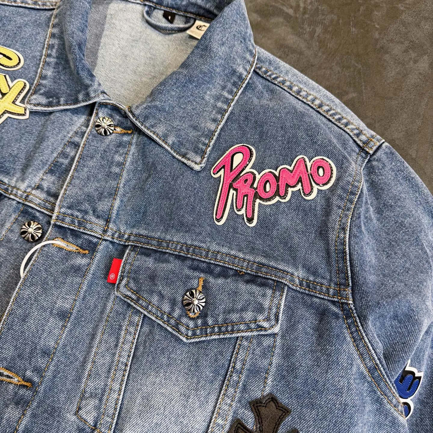 P350 ChromeHearts/Cro Hearts Cartoon Letter Chapter Cross Piece Leather Denim Jacket If you are obsessed with ChromeHearts, you can check it out. The same style for celebrities. Chrome Hearts is a very representative shirt jacket. The upper body of both men and women is really amazing, and it is also the same style as Yu Shuxin Angelababy! Recommended loose style for girls, super sweet! As soon as you go out, you will turn heads‼ ️This jacket is really eye-catching (the same style of pants is available) Color: light blue Size: S M L XL